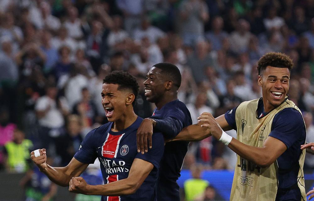 记者：米兰将与莱万经纪人会面讨论转会，伊布支持这一交易